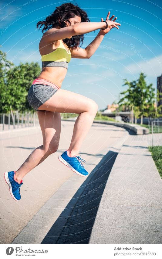 Junge Frau, die im Freien arbeitet und Spaß hat. Außenaufnahme sportlich Fitness Sporthalle Sommer Training Park Liegestütze dünn Tatkraft Erwachsene stark