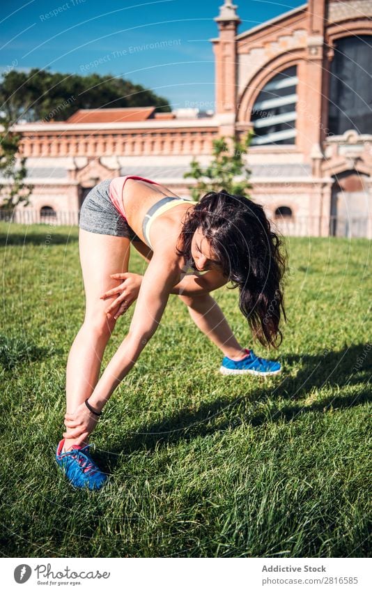 Aufwärmende Frau vor dem Outdoor-Training Dehnung Läufer Licht Sport Vorbereitung Kopie üben sitzen Tag hell Sonnenstrahlen Jogger Textfreiraum Sommer Morgen