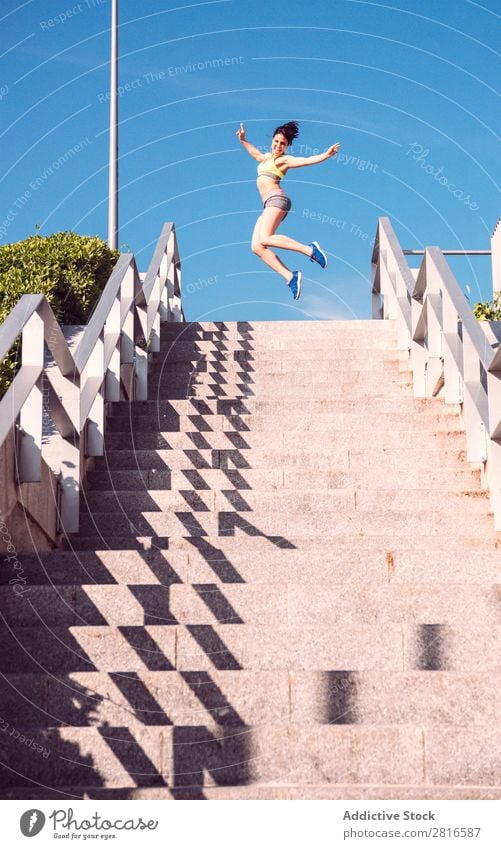 Athletische Frau, die während des Herz-Kreislauf-Trainings die Treppe hinaufläuft - Intervalltraining Fitness rennen Geschwindigkeit Außenaufnahme dünn schwer