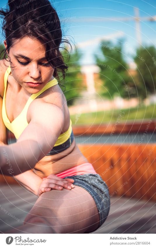 Aufwärmende Frau vor dem Outdoor-Training Dehnung Läufer Licht Sport Vorbereitung Kopie üben sitzen Tag hell Sonnenstrahlen Jogger Textfreiraum Sommer Morgen