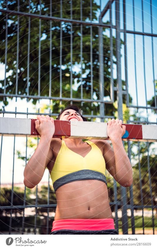 Junge Frau, die im Freien arbeitet und Spaß hat. Außenaufnahme sportlich Fitness Sporthalle Sommer Training Park Liegestütze dünn Tatkraft Erwachsene stark