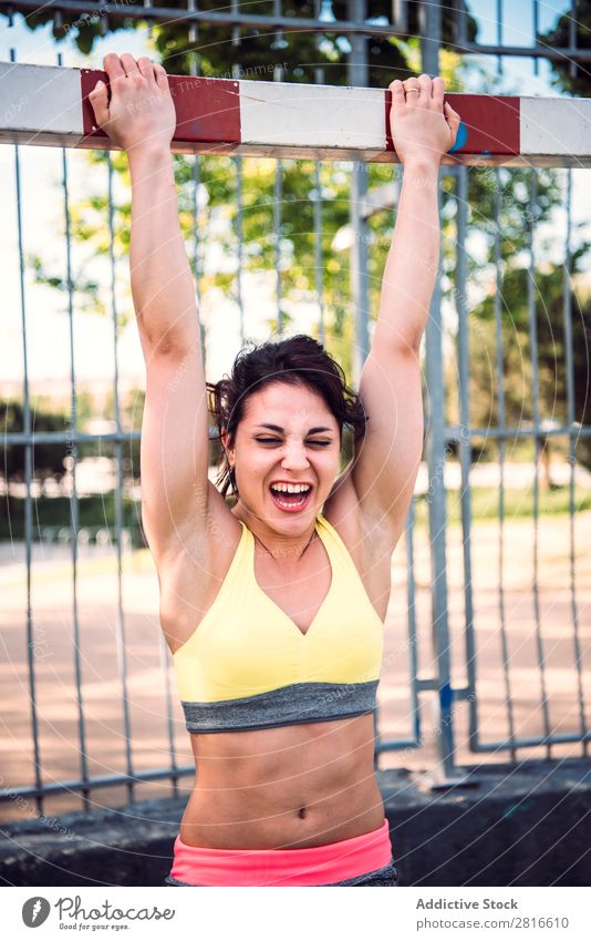 Junge Frau, die im Freien arbeitet und Spaß hat. Außenaufnahme sportlich Fitness Sporthalle Sommer Training Park Liegestütze dünn Tatkraft Erwachsene stark