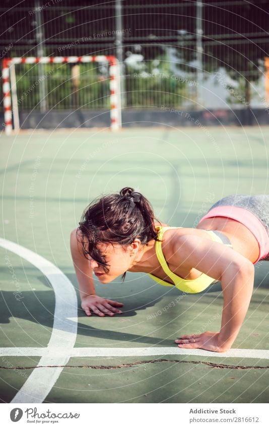 Junge Frau, die im Freien arbeitet und Spaß hat. Außenaufnahme sportlich Fitness Sporthalle Sommer Training Park Liegestütze dünn Tatkraft Erwachsene stark