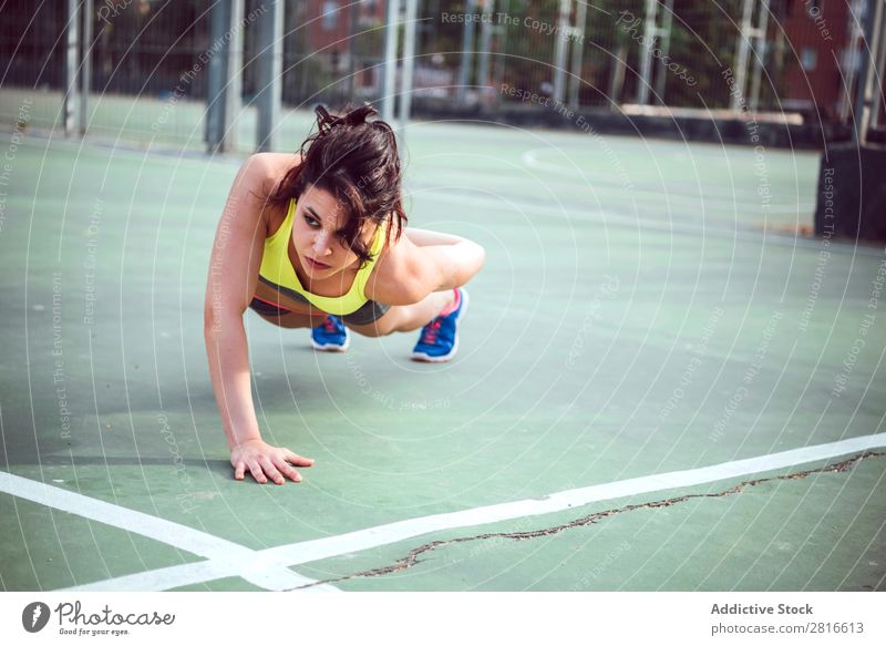 Junge Frau, die im Freien arbeitet und Spaß hat. Außenaufnahme sportlich Fitness Sporthalle Sommer Training Park Liegestütze dünn Tatkraft Erwachsene stark