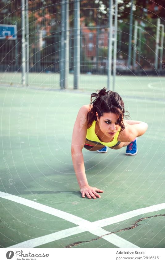 Junge Frau, die im Freien arbeitet und Spaß hat. Außenaufnahme sportlich Fitness Sporthalle Sommer Training Park Liegestütze dünn Tatkraft Erwachsene stark