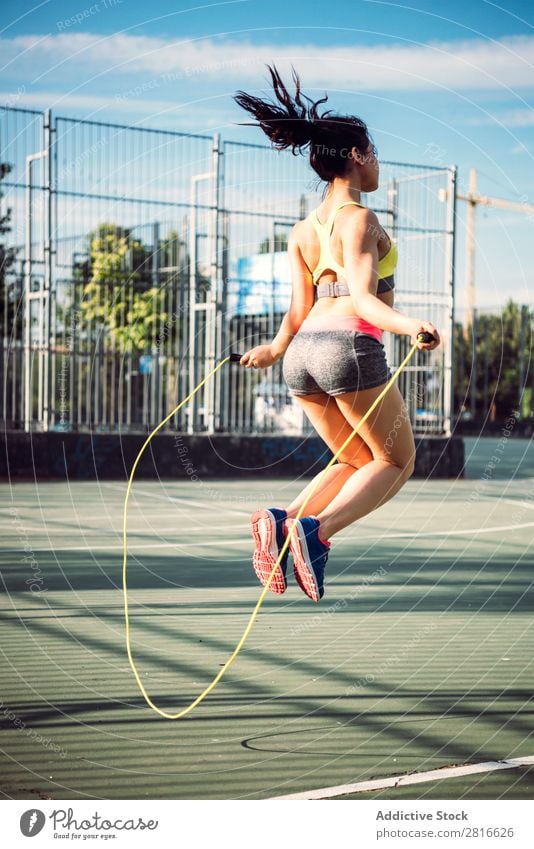 Fitness-Frau beim Überspringen des Trainings mit Springseil Sonnenlicht Model dünn Vorbereitung Aktion Park Kopie sportlich üben Rennsport Tag Erwachsene