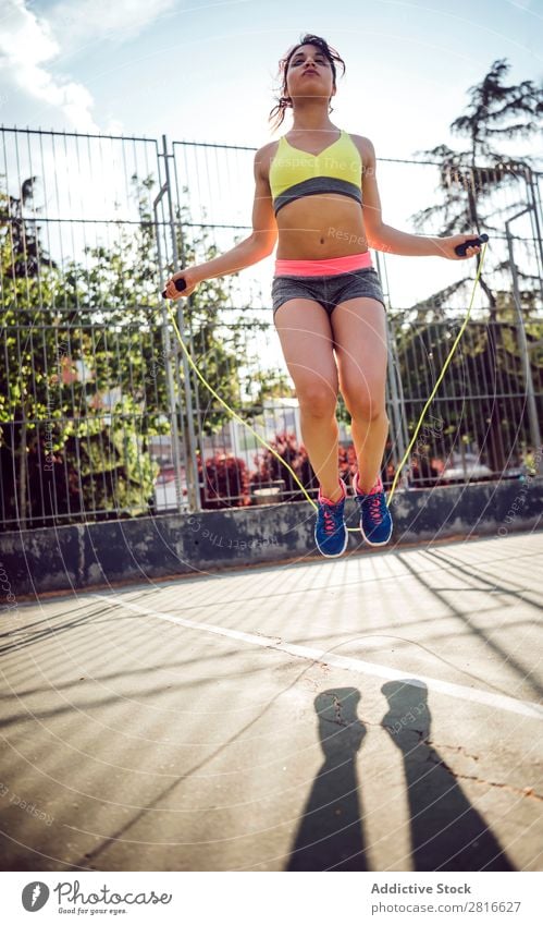 Fitness-Frau beim Überspringen des Trainings mit Springseil Sonnenlicht Model dünn Vorbereitung Aktion Park Kopie sportlich üben Rennsport Tag Erwachsene