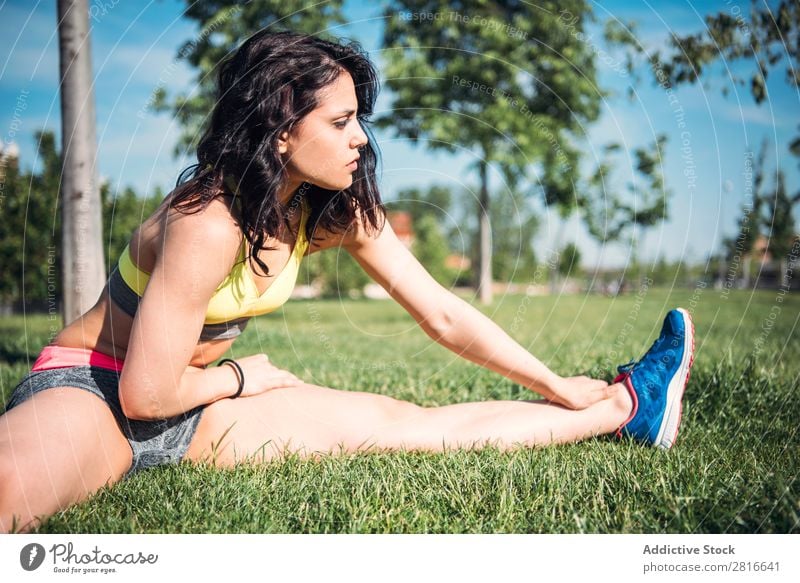 Aufwärmende Frau vor dem Outdoor-Training Dehnung Läufer Licht Sport Vorbereitung Kopie üben sitzen Tag hell Sonnenstrahlen Jogger Textfreiraum Sommer Morgen