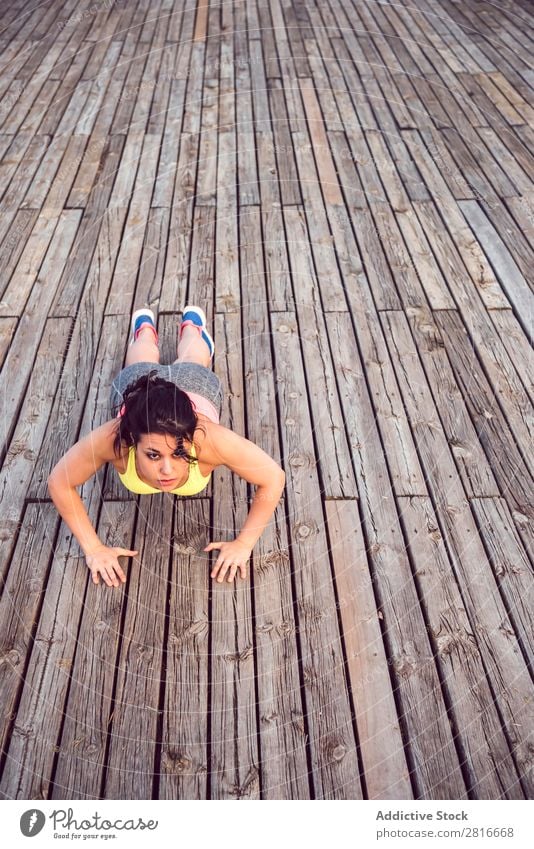 Junge Frau, die im Freien arbeitet und Spaß hat. Außenaufnahme sportlich Fitness Sporthalle Sommer Training Park Liegestütze dünn Tatkraft Erwachsene stark