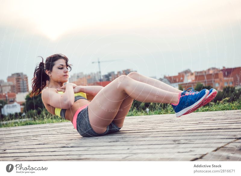 Junge Frau, die im Freien arbeitet und Spaß hat. Außenaufnahme sportlich Fitness Sporthalle Sommer Training Park Liegestütze dünn Tatkraft Erwachsene stark