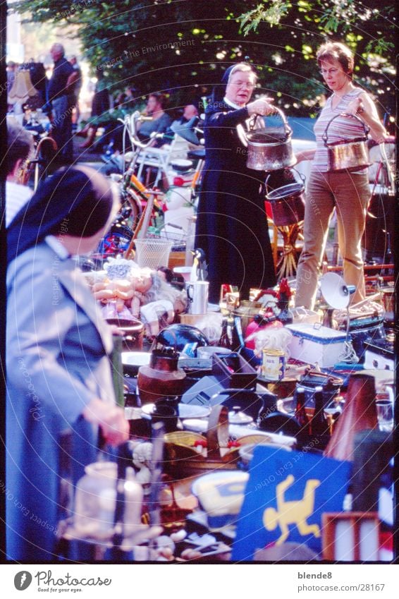 Höllische Auswahl Nonne Pinguin Katholizismus schwarz Flohmarkt Menschengruppe Münster stöbern