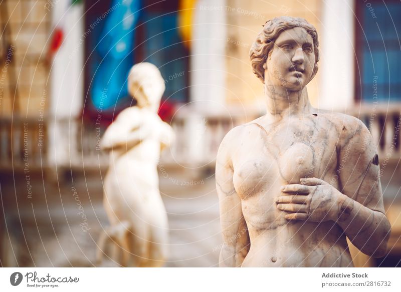 Detailansicht des barocken Springbrunnens mit Nacktstatuen auf der Piazza Pretoria in Palermo, Sizilien, Italien Italienisch Skulptur Ferien & Urlaub & Reisen