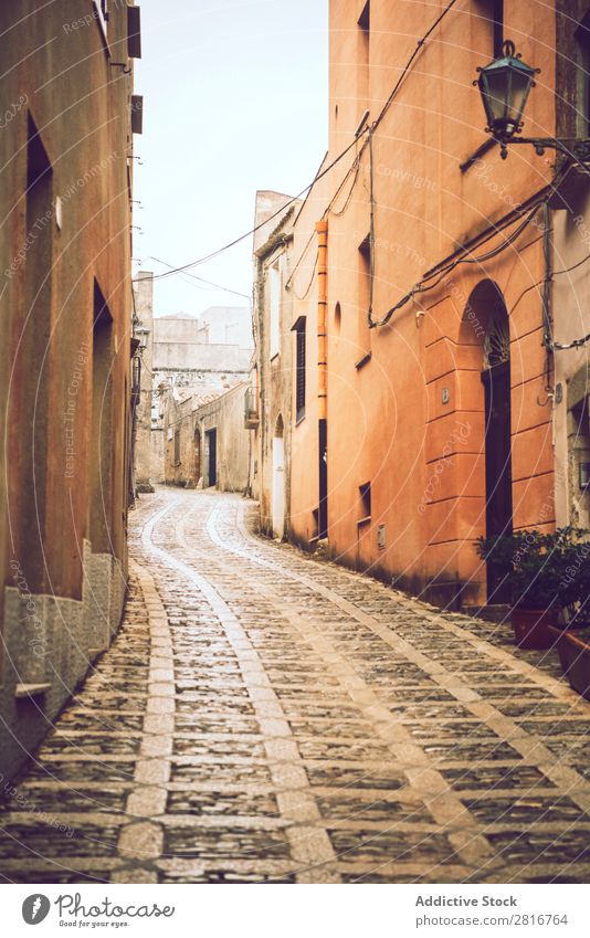 Die Stadt Erice, Sizilien, Italien, an einem nebligen Tag. Detailansicht Straße Nebel kalt Straßenlaterne mediterran Straßenbelag mittelalterlich Gewürz