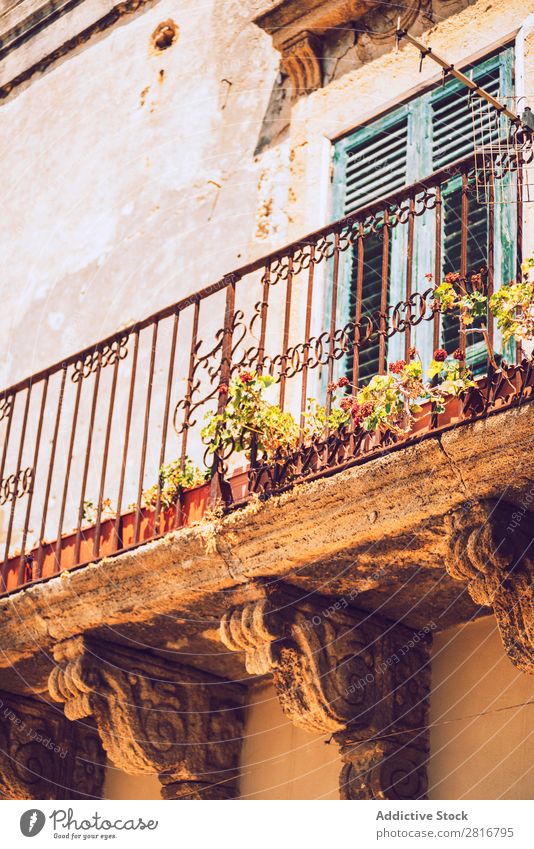 Detailansicht der typischen städtischen sizilianischen Dekoration in Sizilien, Italien. Textur-Hintergrund Detailaufnahme Architektur Europa Haus mediterran