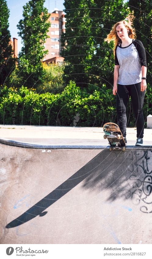 Skateboardfrau beim Üben im Skatepark asiatisch Aktion Außenaufnahme Sonnenlicht Rampe Park Skateboarding verpflichtet Ollie entschlossen Bewegung Mensch 1 Frau