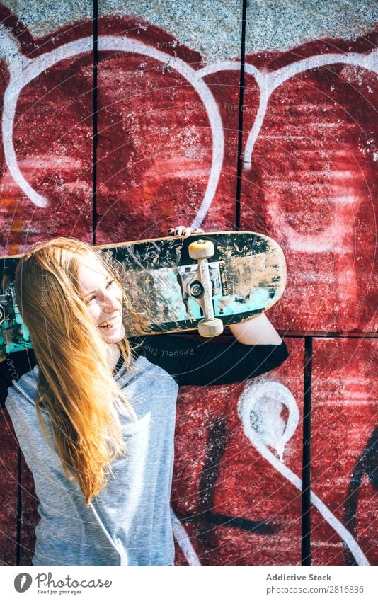 Coole Skateboard-Frau in einem öffentlichen Graffiti-Park Mädchen Straße Schlittschuhlaufen Hut Coolness Außenaufnahme Mensch Freizeit & Hobby Sonnenbrille