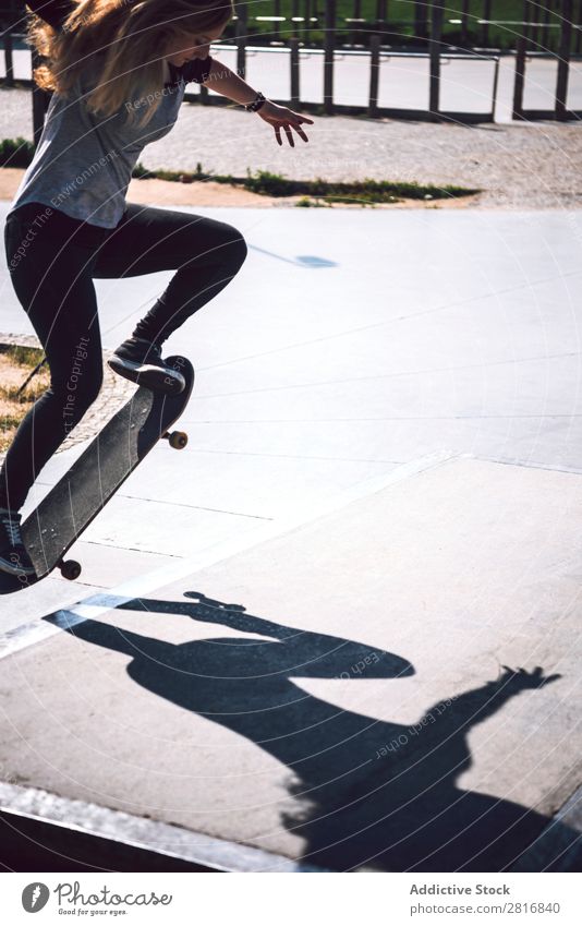 Skateboardfrau beim Üben im Skatepark asiatisch Aktion Außenaufnahme Sonnenlicht Rampe Park Skateboarding verpflichtet Ollie entschlossen Bewegung Mensch 1 Frau