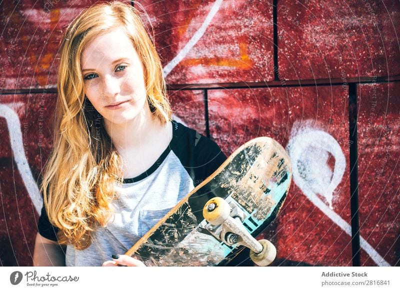 Coole Skateboard-Frau in einem öffentlichen Graffiti-Park Mädchen Straße Schlittschuhlaufen Hut Coolness Außenaufnahme Mensch Freizeit & Hobby Sonnenbrille