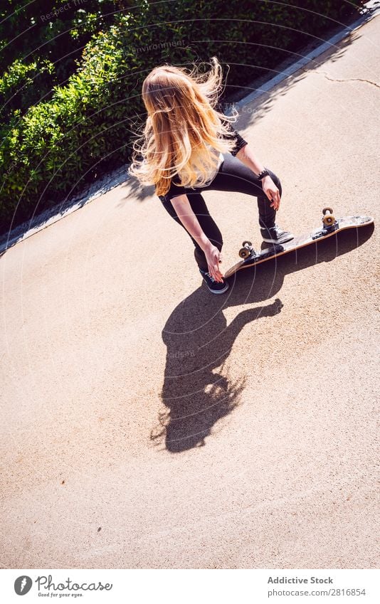 Skateboarderin, die Ollie im Park übt. asiatisch Aktion Außenaufnahme Sonnenlicht Rampe Skateboarding verpflichtet entschlossen Bewegung Mensch 1 Frau Energie