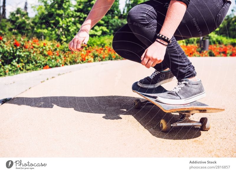 Skateboarderin, die Ollie im Park übt. asiatisch Aktion Außenaufnahme Sonnenlicht Rampe Skateboarding verpflichtet entschlossen Bewegung Mensch 1 Frau Energie