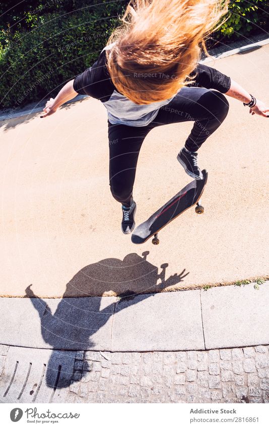 Skateboarderin, die Ollie im Park übt. asiatisch Aktion Außenaufnahme Sonnenlicht Rampe Skateboarding verpflichtet entschlossen Bewegung Mensch 1 Frau Energie