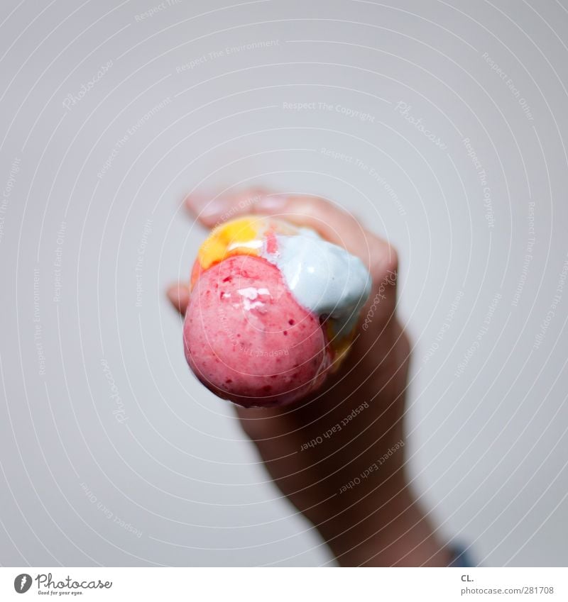 eis Lebensmittel Dessert Speiseeis Ernährung Essen festhalten genießen kalt lecker süß blau mehrfarbig gelb rosa Glück Fröhlichkeit Lebensfreude Vorfreude