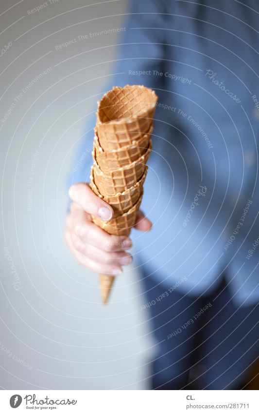 waffeln Lebensmittel Dessert Speiseeis Süßwaren Ernährung Essen Mensch feminin Junge Frau Jugendliche Erwachsene Hand Finger 1 festhalten lecker süß viele blau