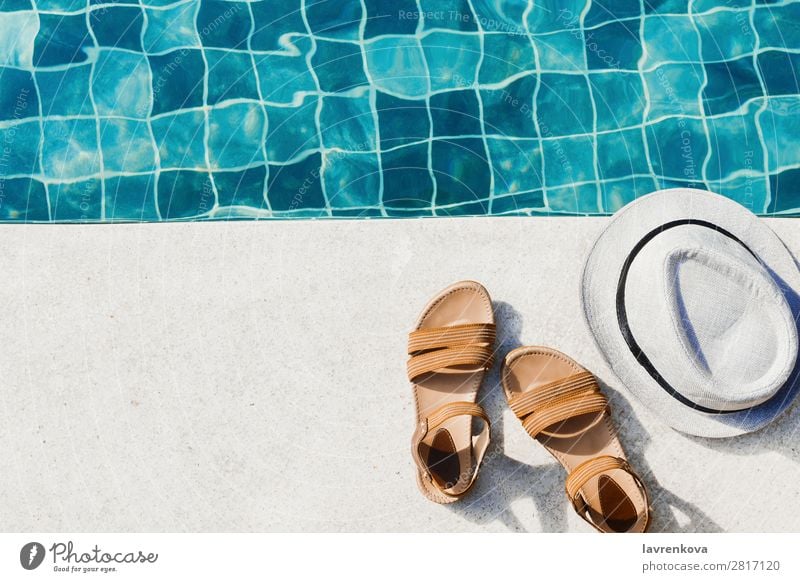 flacher Liegeplatz mit Frauensandalen und Hut vor dem Pool Hotel Außenaufnahme Sport Schwimmen & Baden Hintergrundbild blau Ferien & Urlaub & Reisen heiß