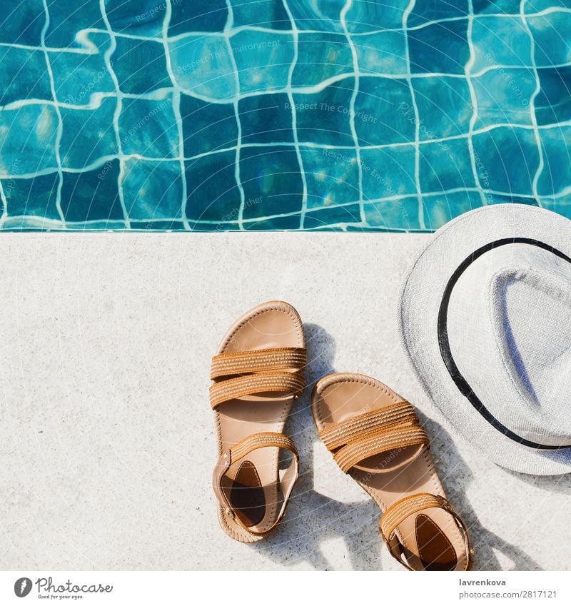 flacher Liegeplatz mit Frauensandalen und Hut vor dem Pool Hotel Außenaufnahme Sport Schwimmen & Baden Hintergrundbild blau Ferien & Urlaub & Reisen heiß