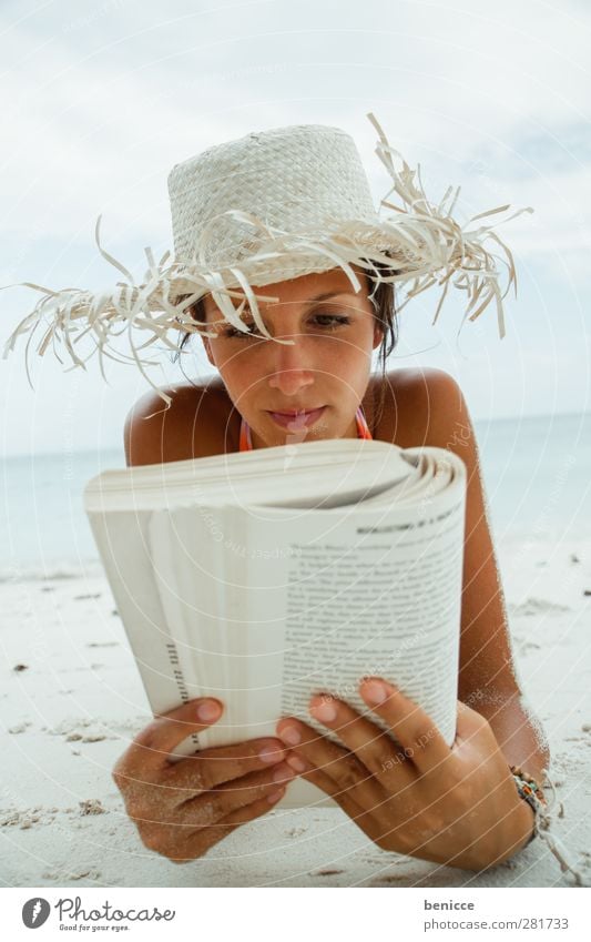 strand-leseratte Frau Mensch Strand Ferien & Urlaub & Reisen lesen Buch Bildung Porträt Hut Sonnenhut Erholung Pause Sommer produzieren lernen Roman Neugier