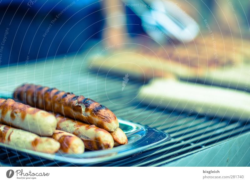 Würstchen Lebensmittel Wurstwaren Grill Grillen Sommer Essen lecker braun grün Farbfoto Außenaufnahme Menschenleer Textfreiraum oben Tag Schwache Tiefenschärfe