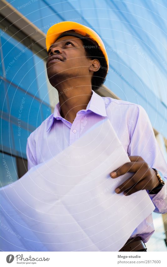 professioneller Architekt im Helm, der weg schaut. Arbeit & Erwerbstätigkeit Beruf Handwerker Büro Industrie Business Mensch Mann Erwachsene Gebäude Architektur