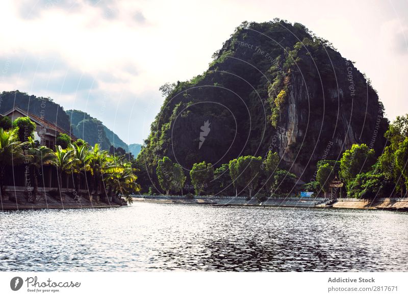 Landschaft Vietnam. Blick auf den Fluss bei Dämmerung in Ninhbinh, Tam Coc, Vietnam Asien asiatisch Banane schön Wasserfahrzeug tam Kokos Can Tho cho Binh