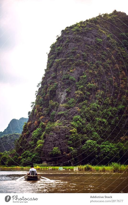 Landschaft Vietnam. Blick auf den Fluss bei Dämmerung in Ninhbinh, Tam Coc, Vietnam Asien asiatisch Banane schön Wasserfahrzeug tam Kokos Can Tho cho Binh