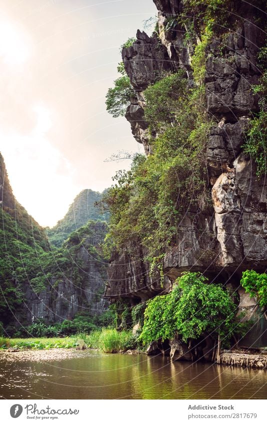 Landschaft Vietnam. Blick auf den Fluss bei Dämmerung in Ninhbinh, Tam Coc, Vietnam Asien asiatisch Banane schön Wasserfahrzeug tam Kokos Can Tho cho Binh