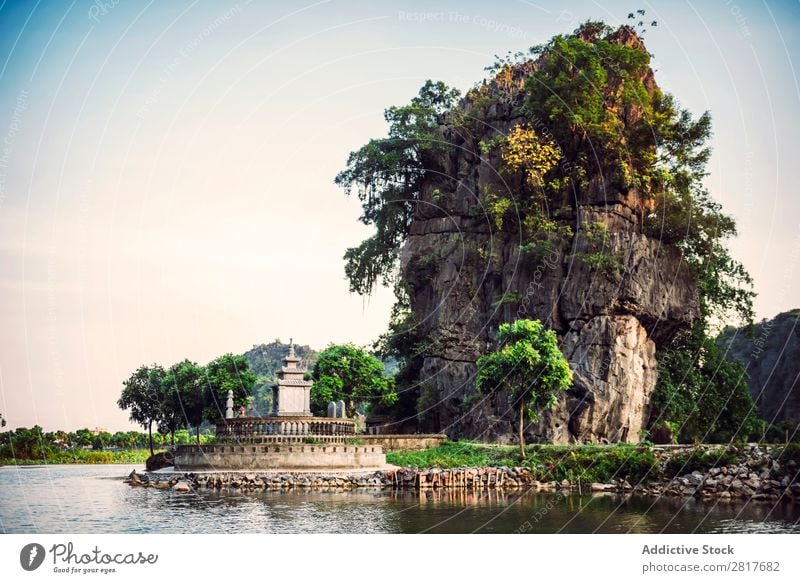 Landschaft Vietnam. Blick auf den Fluss bei Dämmerung in Ninhbinh, Tam Coc, Vietnam Asien asiatisch Banane schön Wasserfahrzeug tam Kokos Can Tho cho Binh