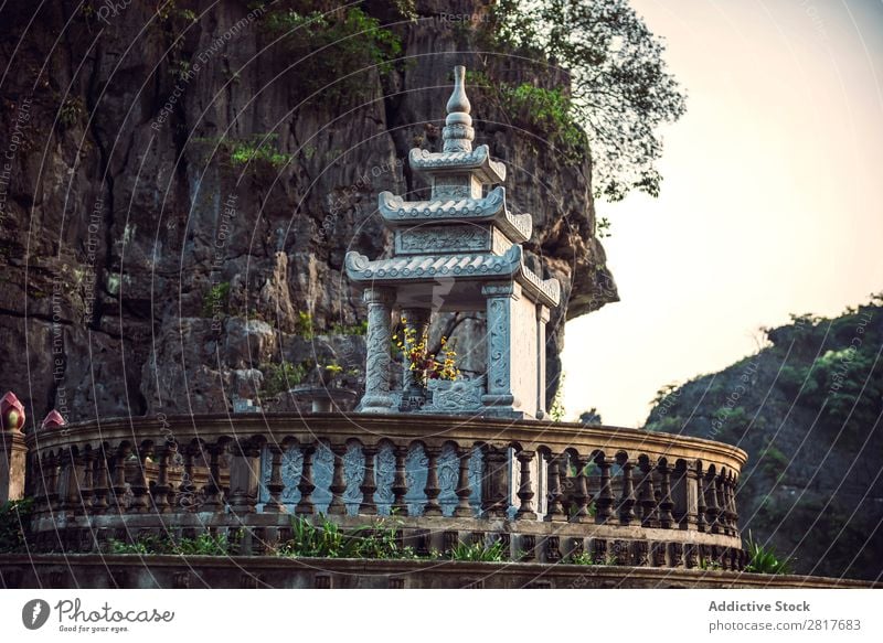 Landschaft Vietnam. Blick auf den Fluss bei Dämmerung in Ninhbinh, Tam Coc, Vietnam Asien asiatisch Banane schön Wasserfahrzeug tam Kokos Can Tho cho Binh