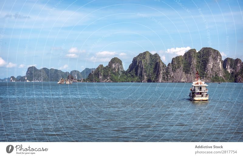 Malerische Meereslandschaft. Ha Long Bay, Vietnam Halong Bay Bucht Asien Insel Wahrzeichen blau asiatisch Kreuzfahrt grün Baum Süden Vietnamesen Wasserfahrzeug