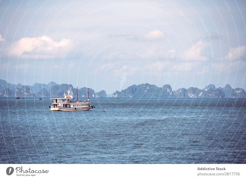 Malerische Meereslandschaft. Ha Long Bay, Vietnam Halong Bay Bucht Asien Insel Wahrzeichen blau asiatisch Kreuzfahrt grün Baum Süden Vietnamesen Wasserfahrzeug