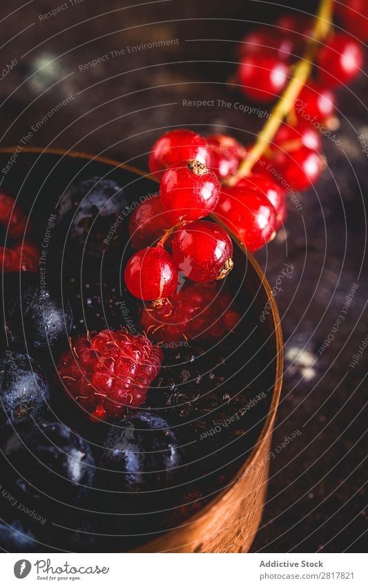 Bio-Himbeeren, Heidelbeeren und rote Beeren Preiselbeeren Blaubeeren Frucht organisch Lebensmittel frisch Hintergrundbild Gemüse Pflanze Gesundheit natürlich