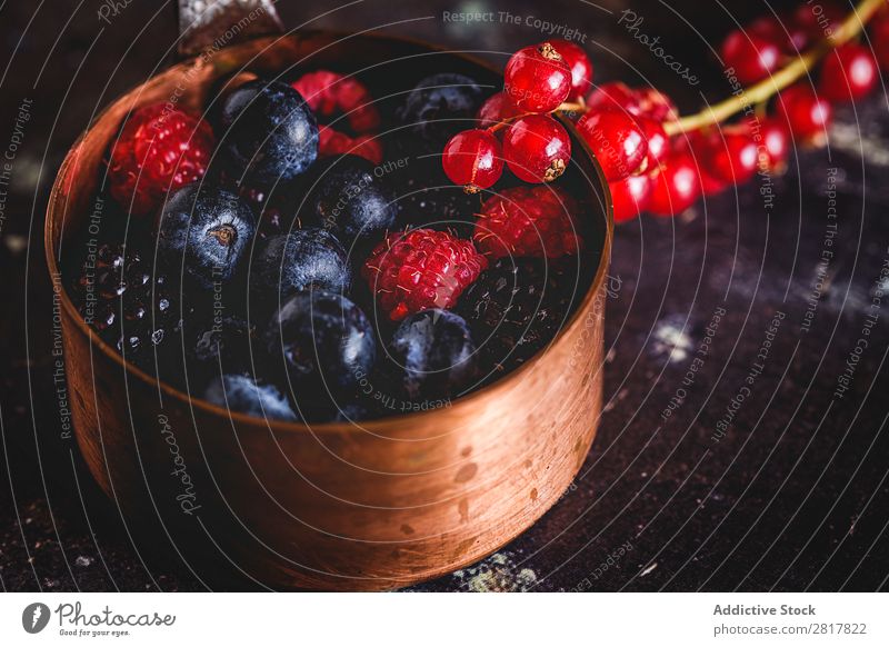 Bio-Himbeeren, Heidelbeeren und rote Beeren Preiselbeeren Blaubeeren Frucht organisch Lebensmittel frisch Hintergrundbild Gemüse Pflanze Gesundheit natürlich