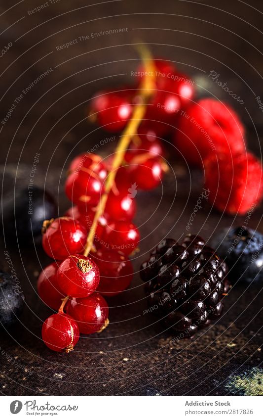 Bio-Himbeeren, Heidelbeeren und rote Beeren Preiselbeeren Blaubeeren Frucht organisch Lebensmittel frisch Hintergrundbild Gemüse Pflanze Gesundheit natürlich