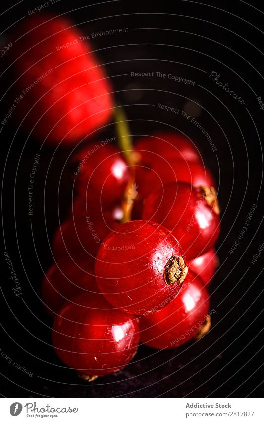 Bio-Himbeeren, Heidelbeeren und rote Beeren Preiselbeeren Blaubeeren Frucht organisch Lebensmittel frisch Hintergrundbild Gemüse Pflanze Gesundheit natürlich