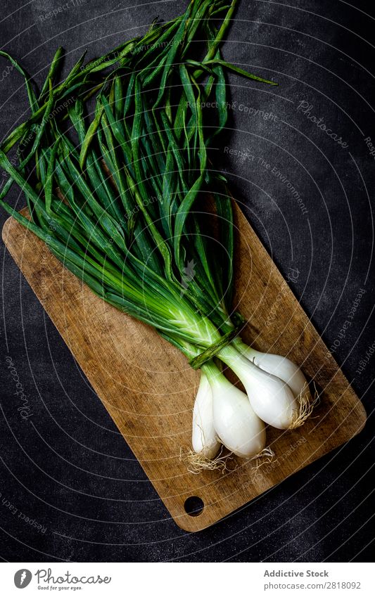 Frische Zwiebeln auf dunklem Tisch Frucht Lebensmittel Hintergrundbild Diät frisch grün Gesundheit natürlich organisch roh Landwirtschaft reif Vogelperspektive