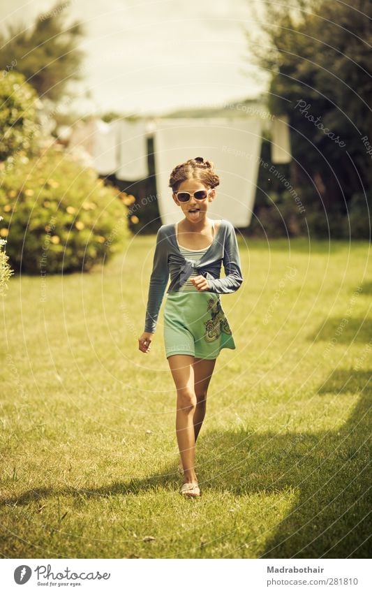 frech feminin Kind Mädchen Kindheit 1 Mensch 8-13 Jahre Sträucher Garten Wiese Rock Sonnenbrille brünett Zopf gehen lachen frei Fröhlichkeit schön lustig retro