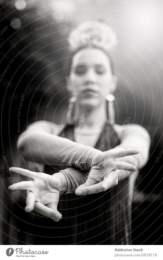 Flamenco-Tänzerin in den Straßen von Sevilla Flamencotänzer Tanzen Kostüm typisch Spanien Spanisch Andalusia Frau Jugendliche brünett Blume rassisch Model