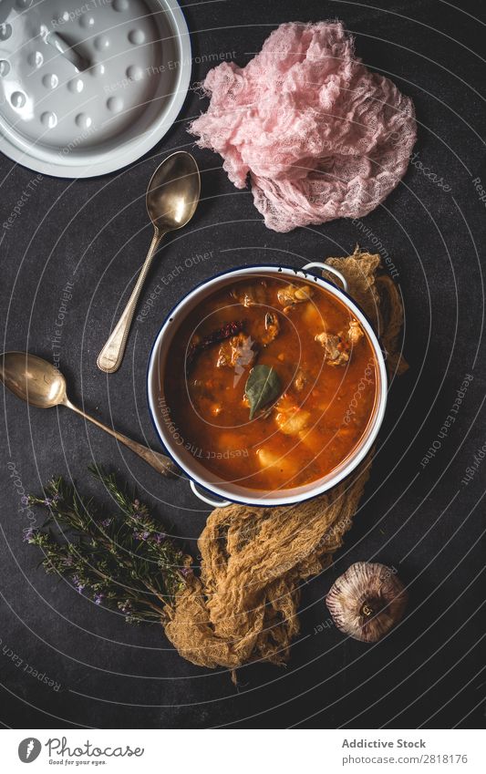 Schweinejagd mit Gemüse Eintopf Rindfleisch Chili Lebensmittel warum Gekochtes Gemüse Abendessen Essen frisch heizen gebastelt Vogelperspektive heiß Mittagessen