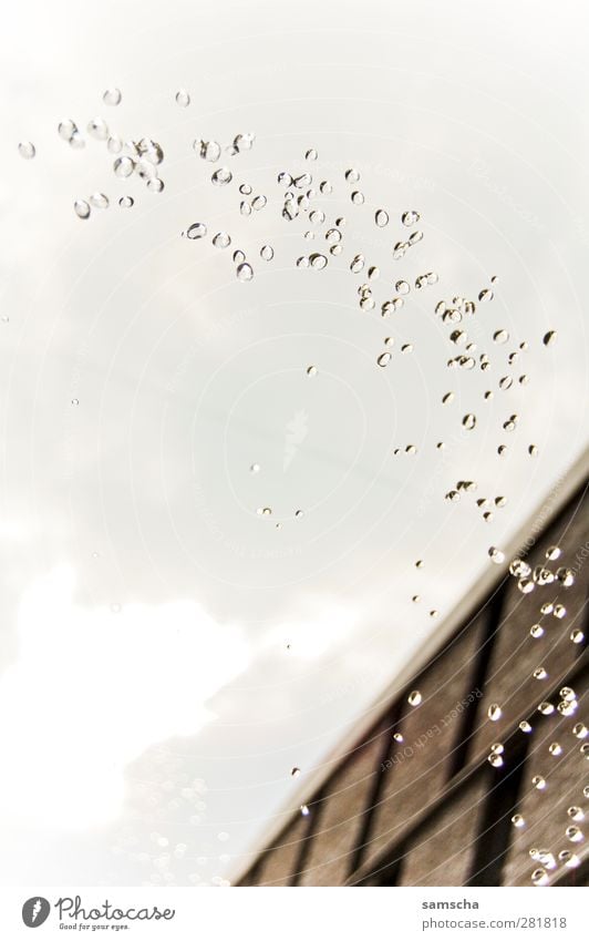 Drops Wasser Wassertropfen Himmel Wolken Wetter Stadt Haus Mauer Wand Tropfen fallen Flüssigkeit kalt nass tropfend Regen Brunnen Springbrunnen Wasserfontäne