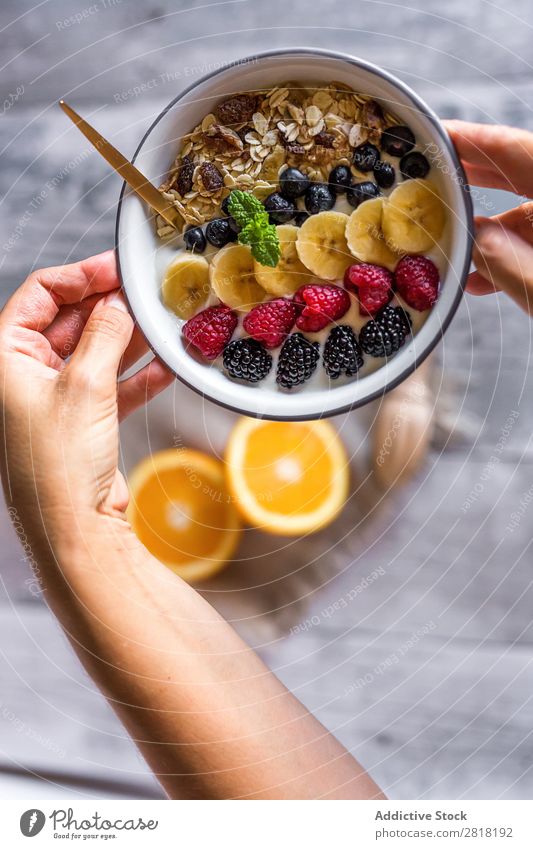 Hausgemachtes Antioxidans Smoothie Sommerfrüchte und Cerealien Milchshake Frucht Lebensmittel Gesundheit Beeren frisch Tisch Dessert Diät Frühstück Banane