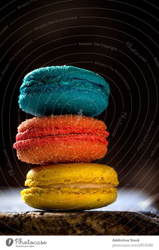 Appetitliche farbenfrohe Makronen Macaron Dessert Lebensmittel Süßwaren süß Farbe Kaffee gelb blau grün Orange Franzosen köstliche Schokolade Nahaufnahme Zucker